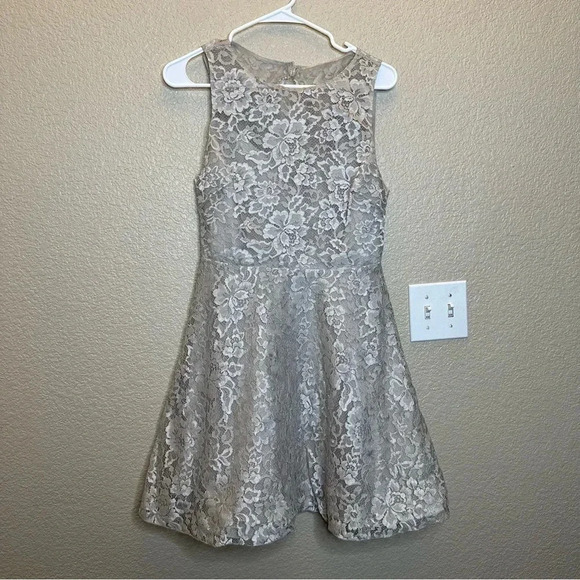 Alice + Olivia Natalia Open back Lace Dress NWT Size 6 - Picture 1 of 7